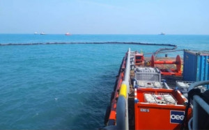 Atasi Tumpahan Minyak,  PHE ONWJ Pasang 5 Giant Octopus Skimmer  dan Libatkan 800 Personel di Karawang