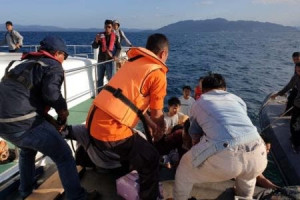 Satgas KNP 370 Kendari  Evakuasi Puluhan  Kru KM Ilham  Dari Tengah Laut
