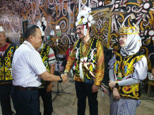Totok Mukarto,  Mantan KSOP Samarinda Daoar Gelar Kehormatan Suku Dayak  