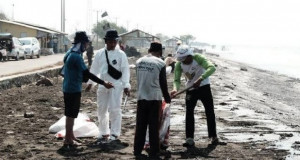 PHE-ONWJ Tambah  Personel dan Alat Berat Atasi Tumpahan Minyak  di Pantai Karawang 