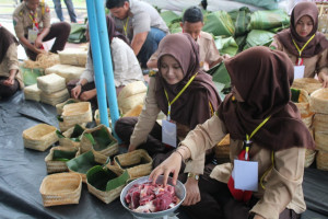 Mitra Binaan Pertamina Dumai  Buat Besek 