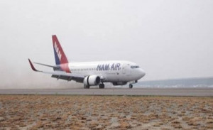 Pesawat Komersial NAM Air Mendarat Perdana di Runway 3 Bandara  Soetta