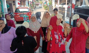 Seru, Saat Ibu-Ibu Beradu Cepat Makan Kerupuk di Depan Anak dan Cucunya