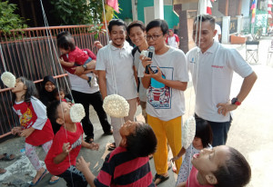 Lomba Makan Kerupuk,  Antara Keseimbangan Dan  Kecerdikan Untuk Makan
