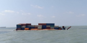 Tongkang Kandas, 124 Unit Kontainer  Tenggelam ke Laut