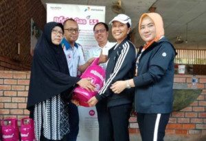 Menteri Rini Soemarno Ajak Pelaku Usaha Kuliner Karawang Beralih  Gunakan LPG 5.5 Kg