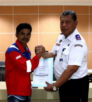 Ditjen Hubla Berikan Penghargaan Kepada Nakhoda Kapal Tunda