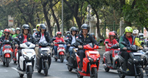 3 Anggota Kabinet Bersama Menko Luhut  Ikut  Parade Kendaraan Listrik di Jakarta