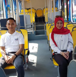 Asyik, Naik Mobil Listrik Dalam  Parade  Kendaraan Listrik di Jakarta