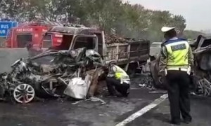 Jasa Marga  Bantu  Evakuasi Korban dan Pengaturan Lalin di Jalan Tol Cipularang