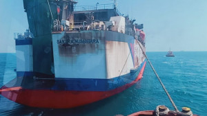 Bangkai KM Santika Nusantara Ditarik ke Pelabuhan Gresik 
