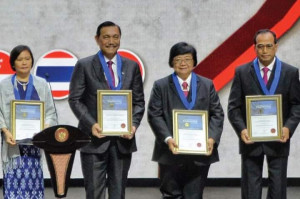 Menhub Budi Karya Dan Beberapa Anggota Kabinet Kerja Terima Penghargaan Dari Organisasi Insinyur se-Asean