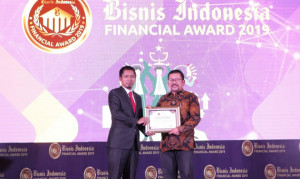 Yulian Warman Wakili  FIFGROUP Terima Bisnis Indonesia Financial Award 2019