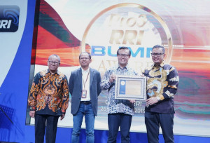 Ramdan Pradarma,  Wakili AP I Terima  RRI BUMN Award 2019