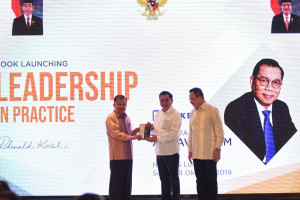 Luncurkan Buku Leadership