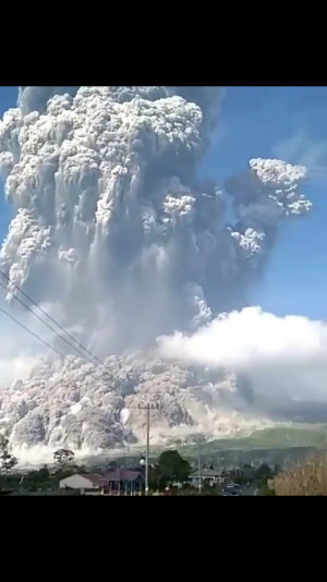 Senin Sore, Gunung Merapi Erupsi