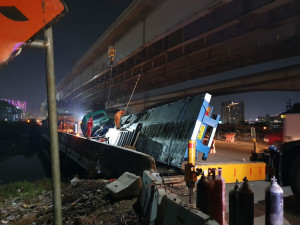 Evakuasi Truk Overload di Tol Japek,  Jasa Marga Bongkar Muatan Besi Plat