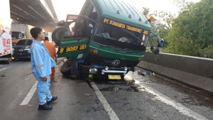 Kecelakaan Tunggal di Tol Japek, Diduga Akibat Truk Overload 
