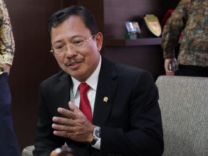 BPJS Defisit Tapi Direksi Bergaji Besar ?