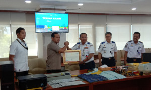 Bongkar Pemalsu Buku KIR, Kapolrestro Jakarta Utara Terima Penghargaan Dari Kemenhub