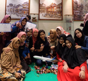 Karyawan Garuda Indonesia Latih TKW di Hongkong  Membuat Boneka khas Indonesia