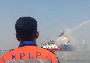 Dua Kapal Sea and Coast Guard  Padamkan Api Yang Melahap KM Tanto Ceria