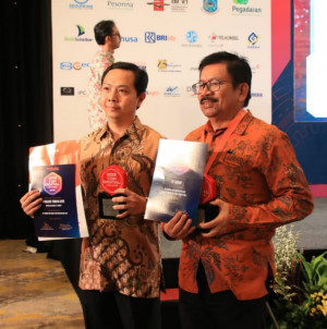 Yulian Warman dan Joni Citradinata Wakili FIFGROUP Terima Penghargaan Dari Majalah IT Work