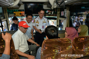 Jelang Nataru, Menhub Budi Pastikan Tiket Bus AKAP di Pulogebang Dijual Online
