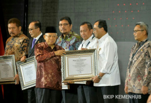 Menhub Budi Dinobatkan Sebagai Pemimpin Perubahan Yang Berhasil Membangun Zona Integritas Secara Massive 