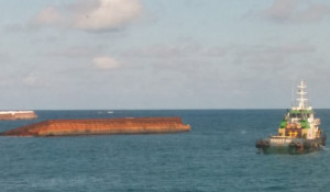 Kapal Tongkang Muatan  Pasir  Tenggelam di Tanjung Pandan,