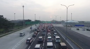 Jelang One Way Akan Diberlakukan, Antrean Kendaran   di Tol Japek Aman
