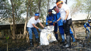 Astra Group Bersama Pemkot Jakarta Utara Tanam Mangrove dan Bersihkan Pantai Marunda