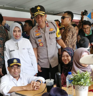 Kunjungi Pelabuhan Merak, Menhub Budi Apresiasi Sinergi dan Pelayanan Aparat Ke Masyarakat