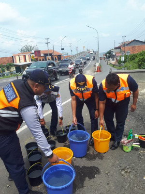 Sambut Tahun Baru 2020, Kemenhub Bersihkan Pembatas Jalan Fly Over Kretek Bumiayu