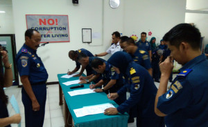 5 Pejabat KSOP Tanjung Emas Ikuti Sertijab dan Teken Pakta Integritas