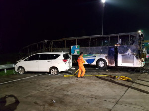 Diduga Rem Blong, Bus Kramat Jati Picu Kecelakaan Beruntun di GT Kalikangkung