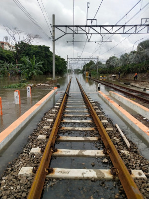 Kemenhub Minta Jajaran KAI Waspadai Dampak Hujan dan Banjir di Jakarta