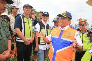 Dirjen Budi Dan Rombongan Tinjau Tol Cipali Km 136 Usai Tergenang Air