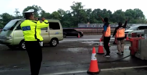 Genangan Air di Km 24 Cibitung Jalan Tol Japek, Jasa Marga Berlakukan Contraflow arah Jakarta