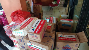 Pertamina Group Serahkan Bantuan Kemanusiaan Pada Korban Banjir di Stadion Tugu Selatan