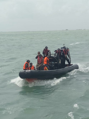 KN Trisula Evakuasi ABK KM Permata Biru