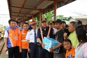 KAI Serahkan Bantuan Kemanusian Untuk Korban Banjir di Rawa Buaya Jakarta