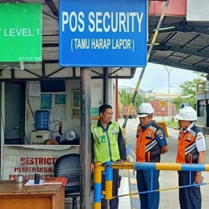 Pastikan SOP Berjalan, Kepala Syahbandar Makassar  Ahmad Wahid Cek Terminal Petikemas   