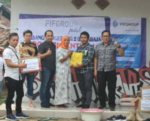 FIFGROUP Serahkan Bantuan Untuk Korban Banjir di Solear Tangerang 