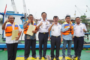 Kemenhub Serahkan Puluhan Surat dan Sertifikasi untuk Service Boat di Pelabuhan Tanjung Priok 