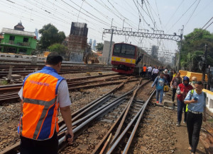 Perbaikan Listrik Aliran Atas, Perjalanan KRL di Stasiun Manggarai Tertahan