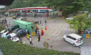 Truk Kontainer Rem Blong Di Rest Area Km 97 Cipularang Diamankan, Operasional Rest Area Berjalan Normal