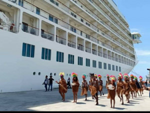 Kapal  Cruize MV The World Singgah di Pelabuhan Biak Bawa 195 Wisatawan Dari 19 Negara