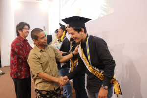 100 Peserta Crash Program Pilot Project Kerjasama Jasa Marga UI Diwisuda