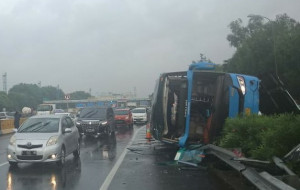 Manajemen DAMRI, Kecelakaan Tunggal  di Tol Sedyatmo  Tak Ada Korban Jiwa